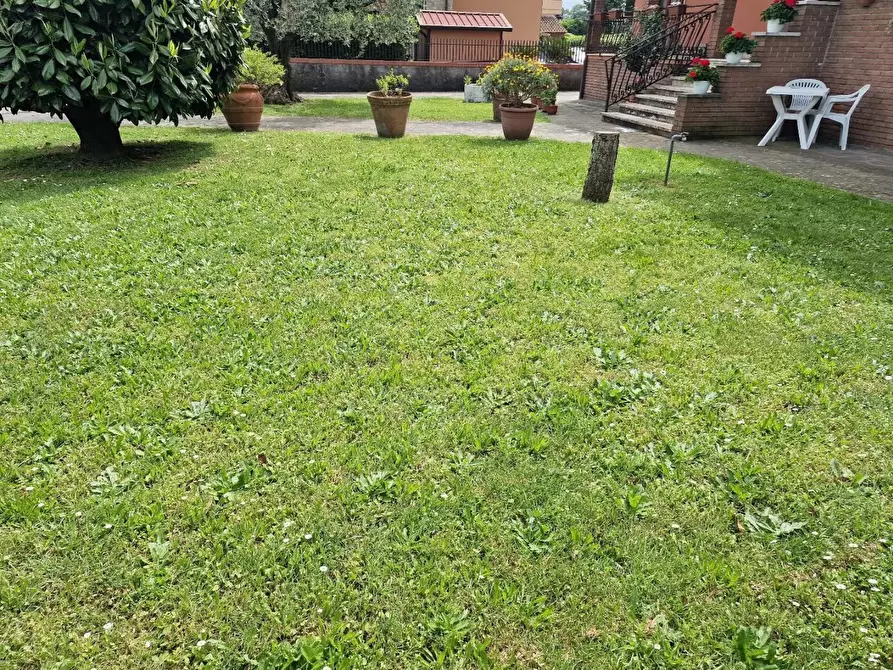 Immagine 10 di Villa in vendita  a Capannori