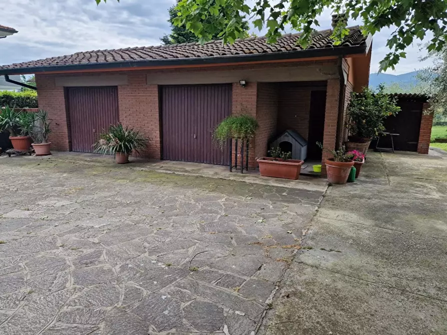 Immagine 9 di Villa in vendita  a Capannori