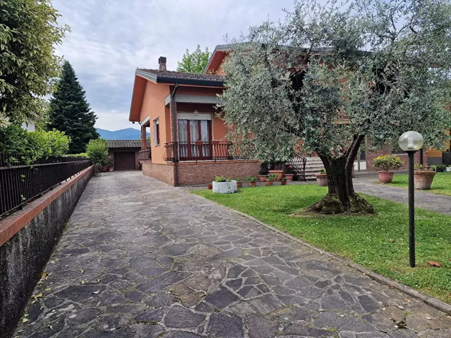 Immagine 7 di Villa in vendita  a Capannori