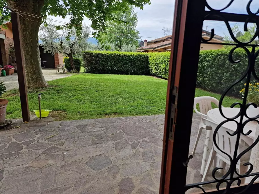 Immagine 11 di Villa in vendita  a Capannori
