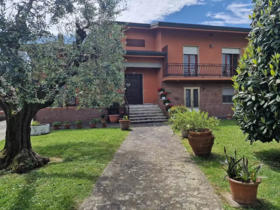 Immagine 2 di Villa in vendita  a Capannori