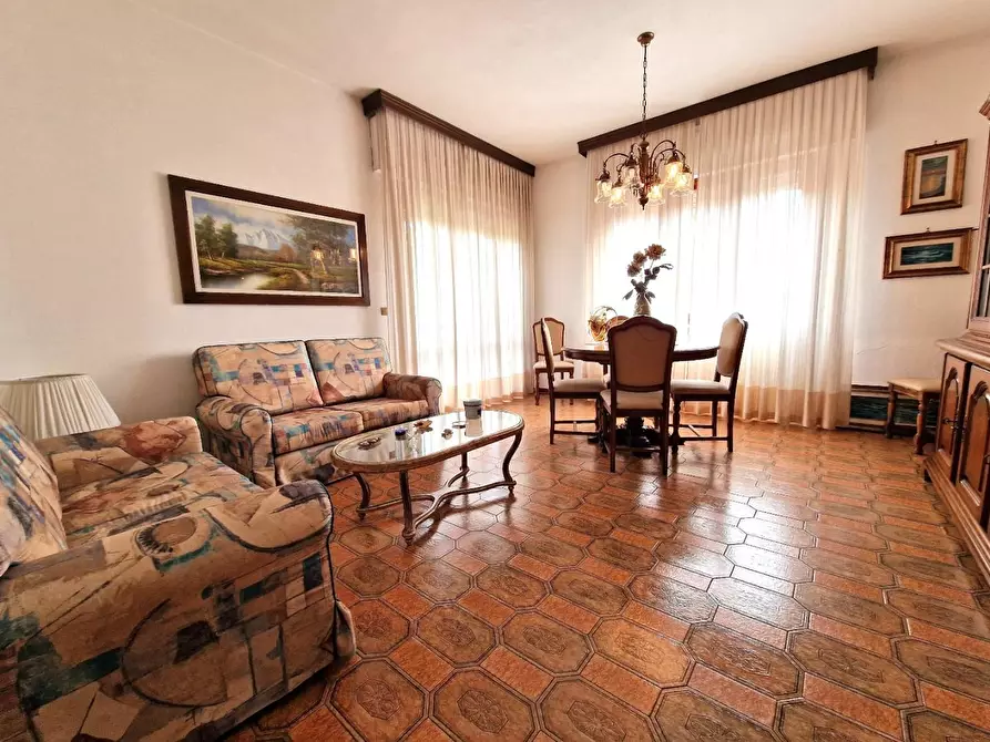 Immagine 14 di Villa in vendita  a Capannori