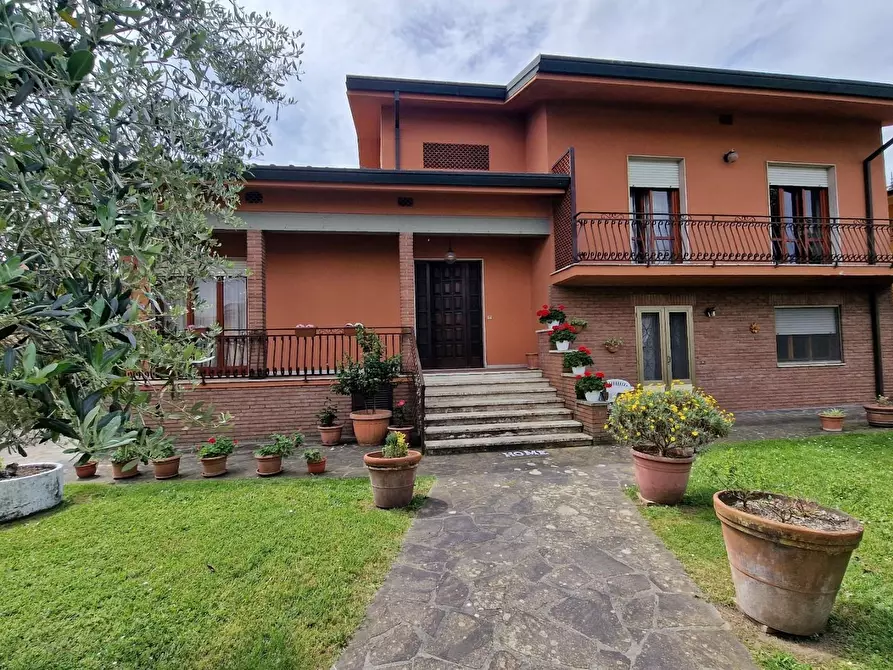 Immagine 1 di Villa in vendita  a Capannori