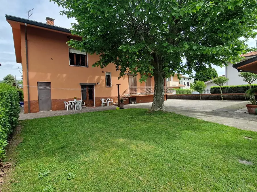 Immagine 6 di Villa in vendita  a Capannori