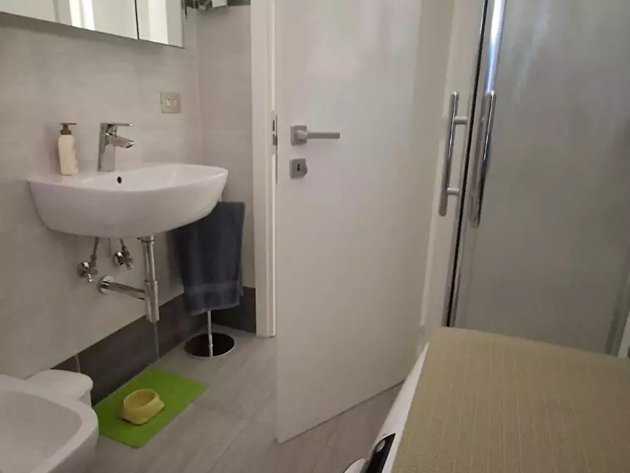 Immagine 11 di Appartamento in vendita  a Carrara