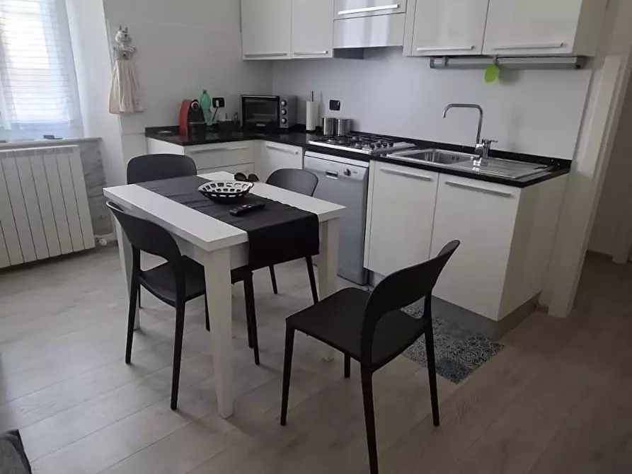 Immagine 3 di Appartamento in vendita  a Carrara