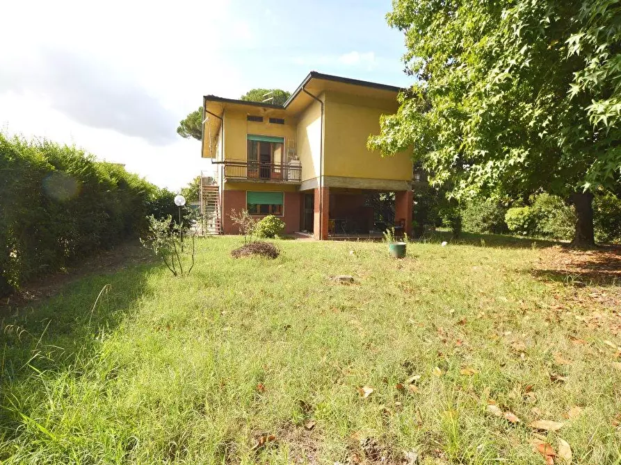 Immagine 1 di Villa in vendita  a Lucca