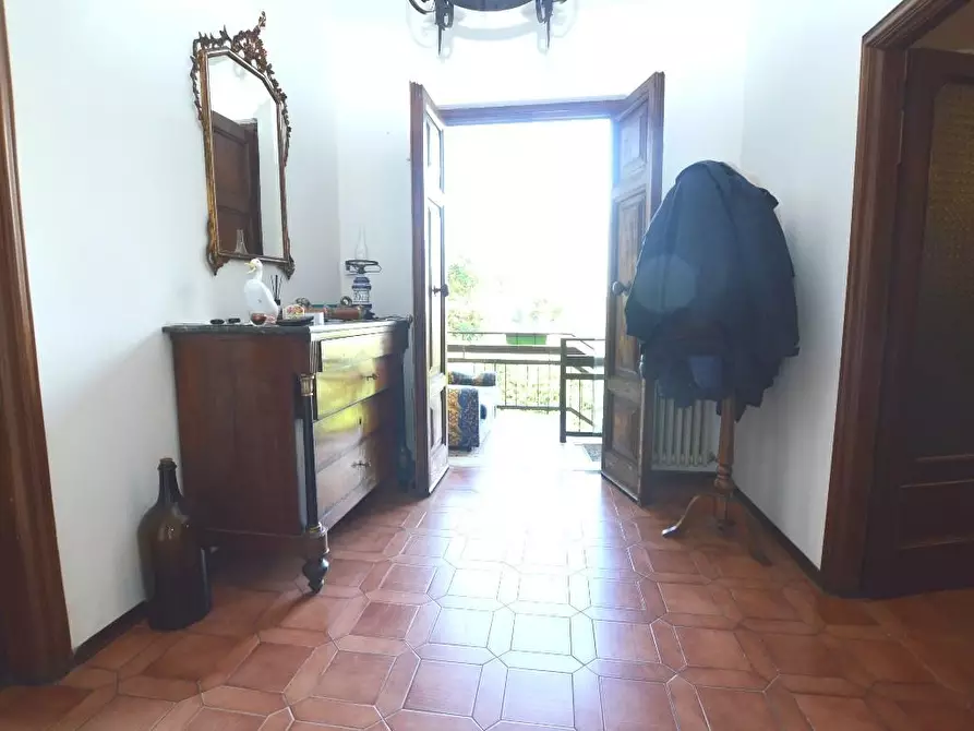 Immagine 2 di Villa in vendita  a Lucca