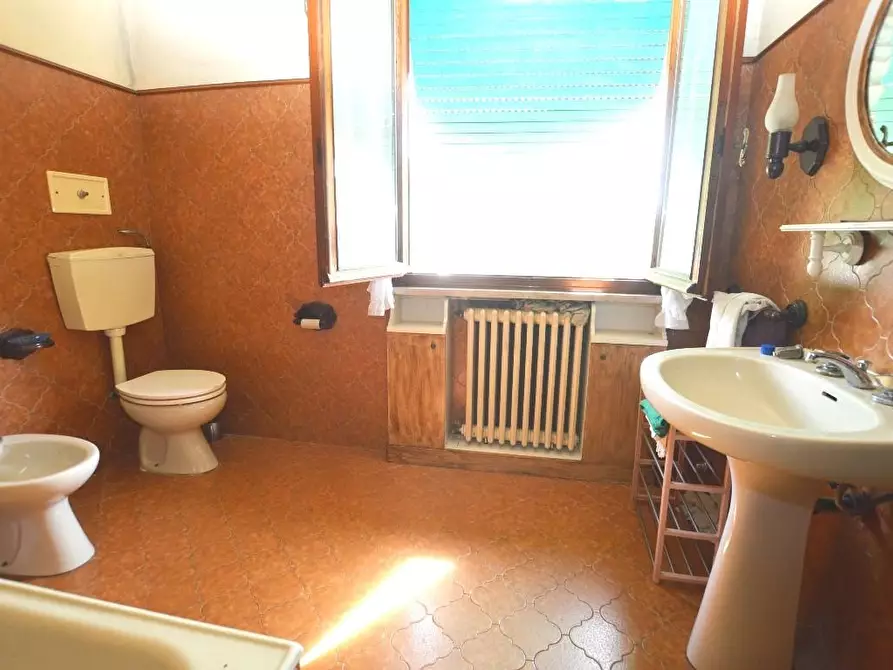 Immagine 15 di Villa in vendita  a Lucca