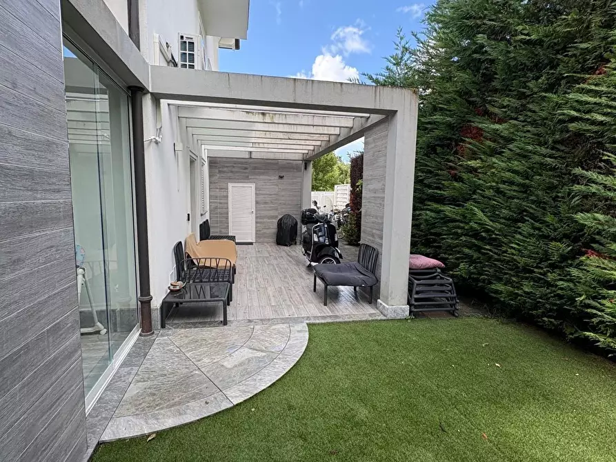 Immagine 2 di Appartamento in vendita  a Montignoso