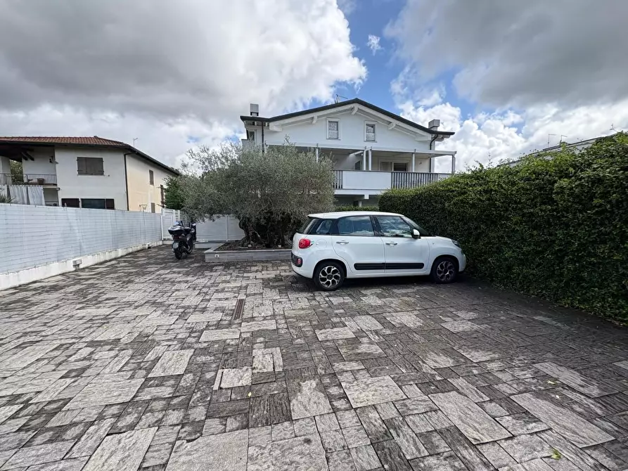 Immagine 25 di Appartamento in vendita  a Montignoso