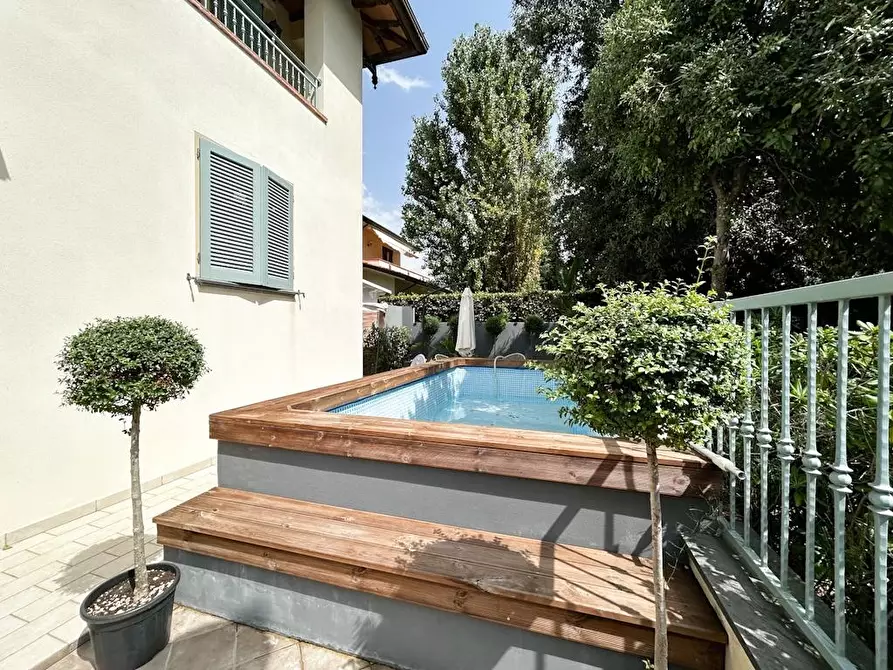 Immagine 11 di Casa bifamiliare in vendita  a Camaiore