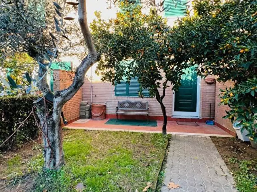 Immagine 1 di Villetta a schiera in vendita  a Massa