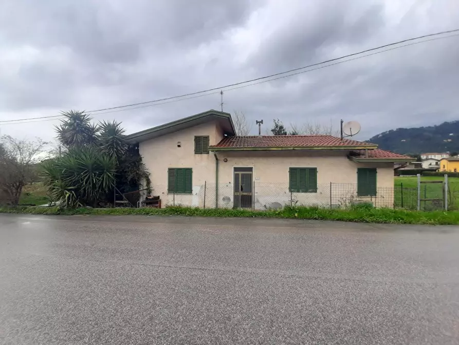 Immagine 1 di Villa in vendita  a Massarosa