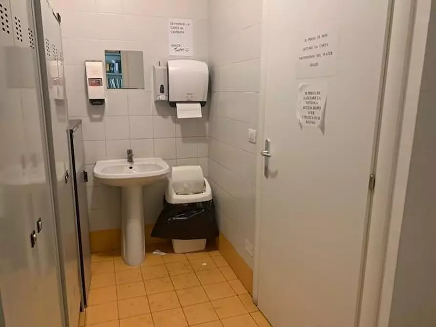 Immagine 10 di Attività artigianale in vendita  a Livorno