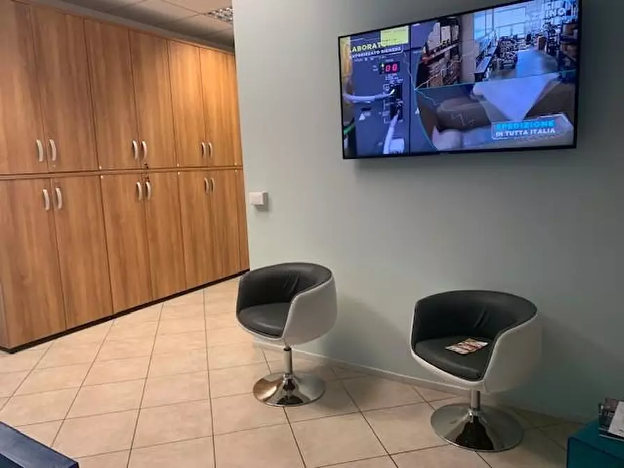 Immagine 6 di Attività artigianale in vendita  a Livorno