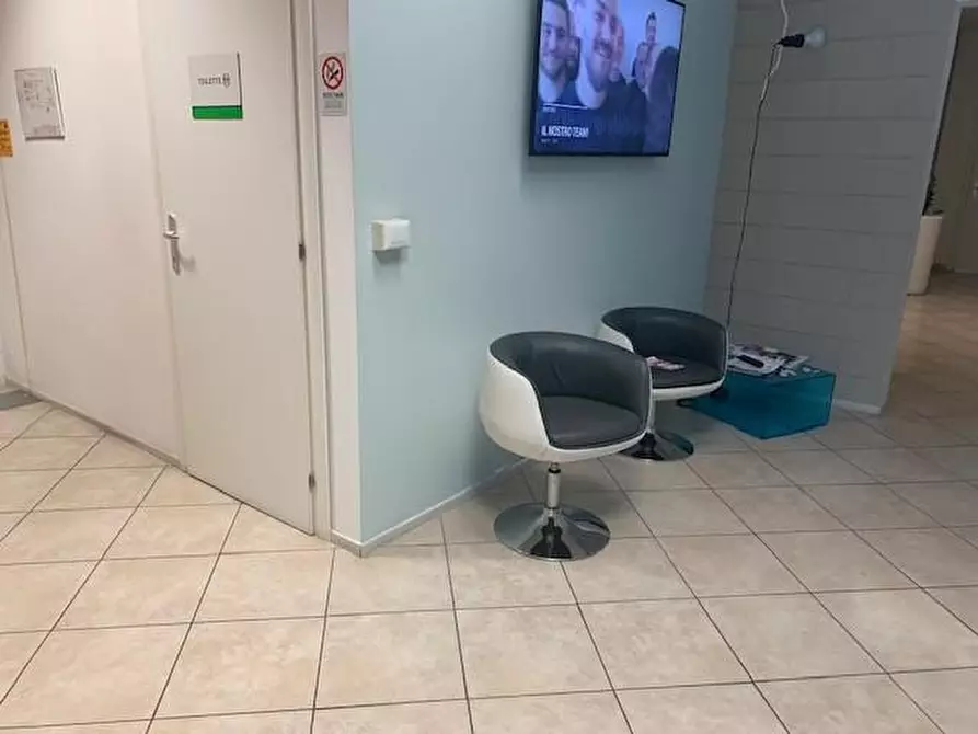 Immagine 2 di Attività artigianale in vendita  a Livorno