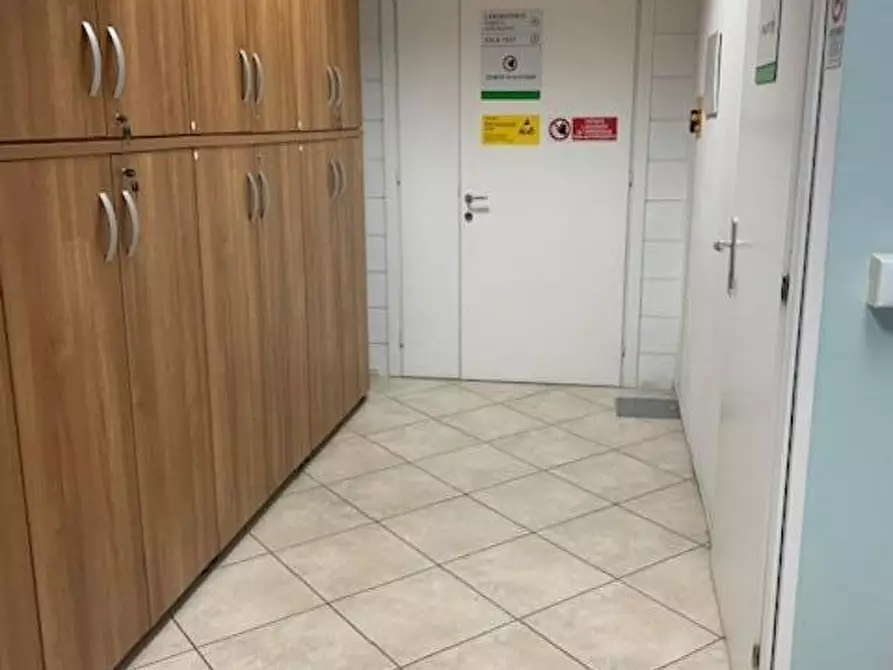 Immagine 11 di Attività artigianale in vendita  a Livorno