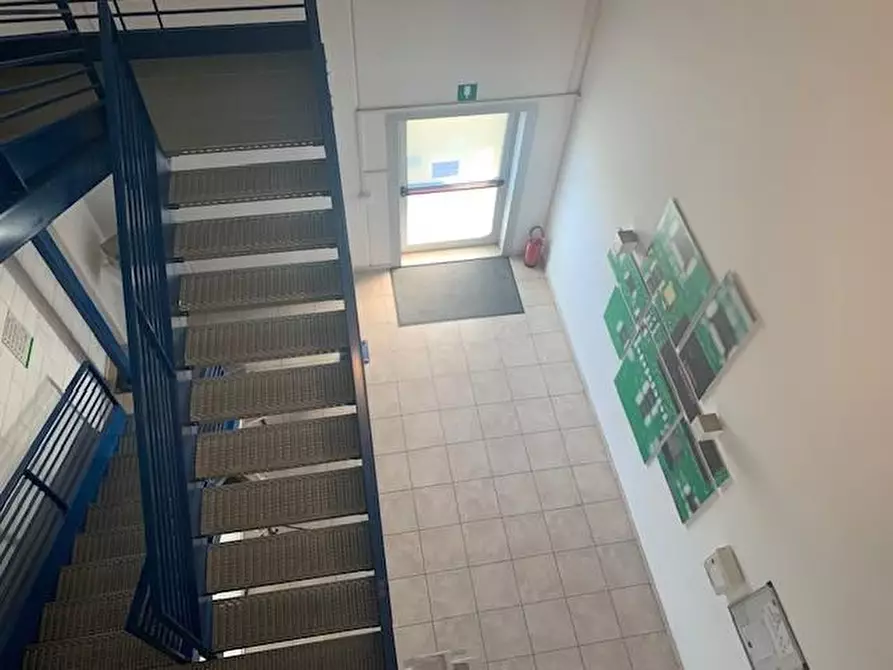 Immagine 3 di Attività artigianale in vendita  a Livorno