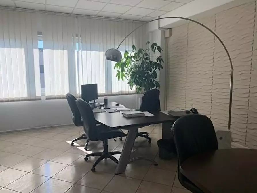 Immagine 2 di Attività artigianale in vendita  a Livorno