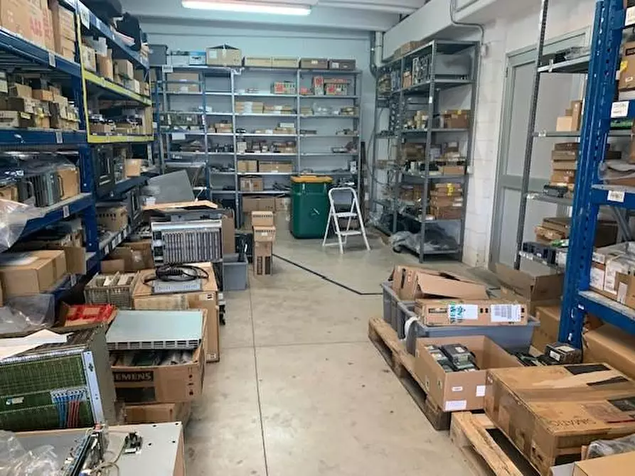 Immagine 7 di Attività artigianale in vendita  a Livorno