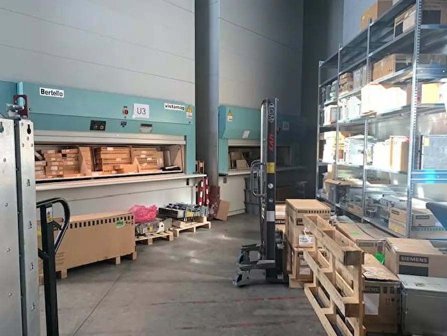 Immagine 10 di Attività artigianale in vendita  a Livorno