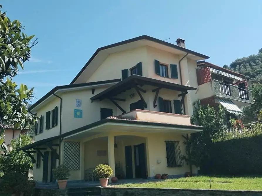 Immagine 2 di Casa bifamiliare in vendita  a Montignoso