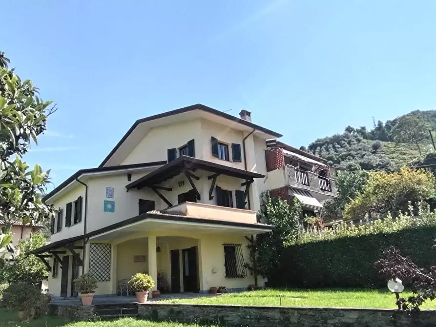 Immagine 1 di Casa bifamiliare in vendita  a Montignoso