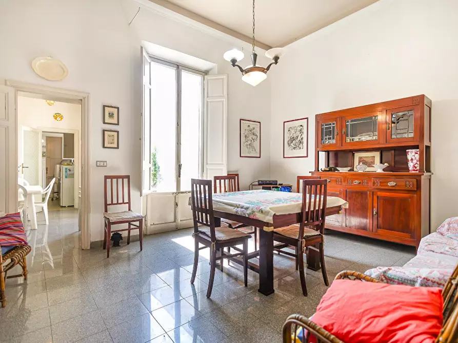 Immagine 4 di Villa in vendita  a Viareggio