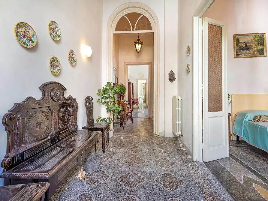 Immagine 2 di Villa in vendita  a Viareggio