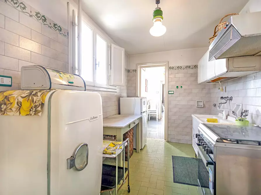 Immagine 8 di Villa in vendita  a Viareggio