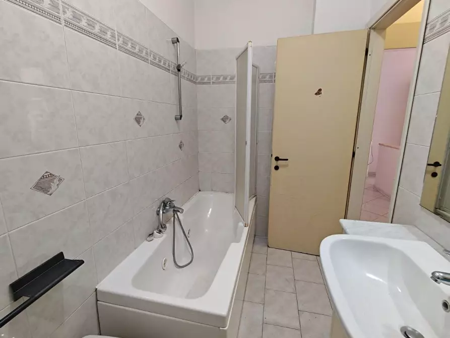 Immagine 31 di Appartamento in affitto  a Carrara