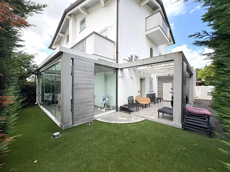 Immagine 1 di Appartamento in vendita  a Montignoso