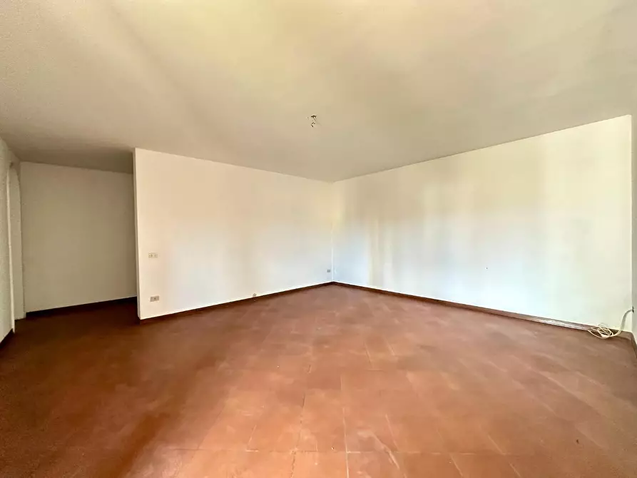 Immagine 12 di Appartamento in vendita  a Lucca