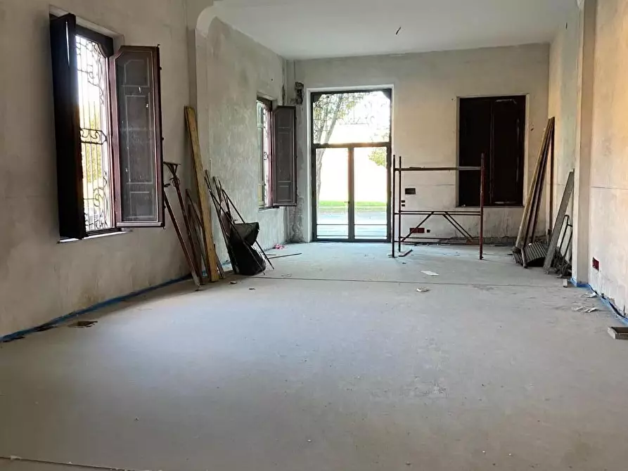 Immagine 5 di Locale commerciale in vendita  a Lucca