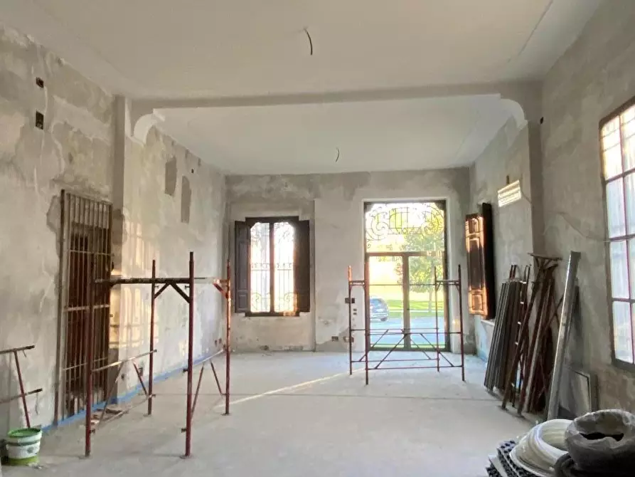 Immagine 4 di Locale commerciale in vendita  a Lucca