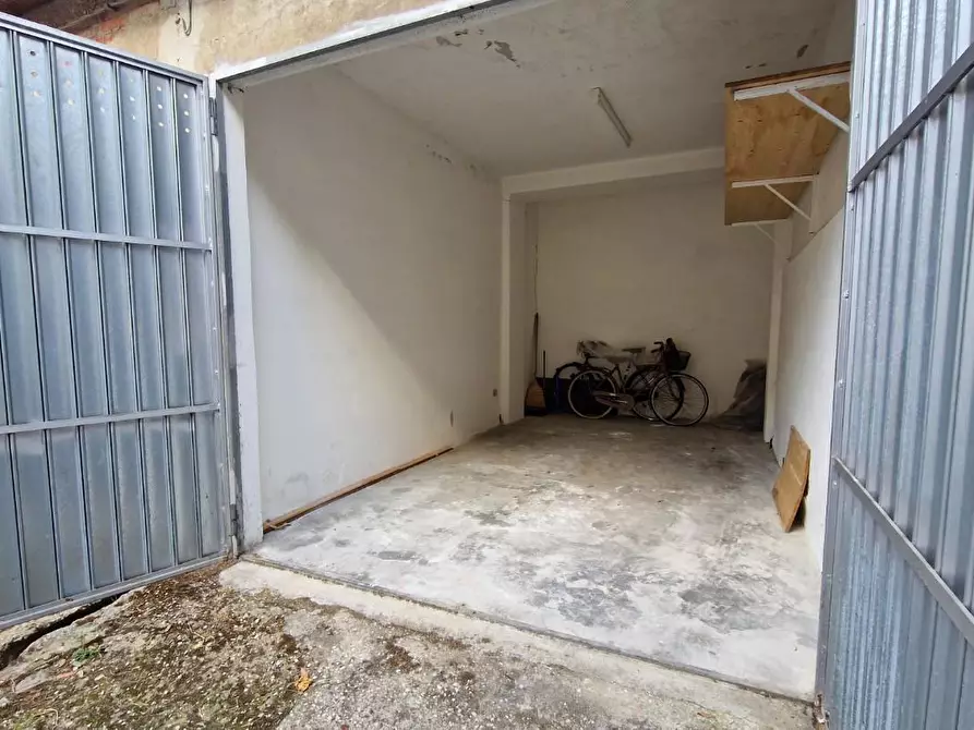 Immagine 5 di Garage in vendita  a Pisa