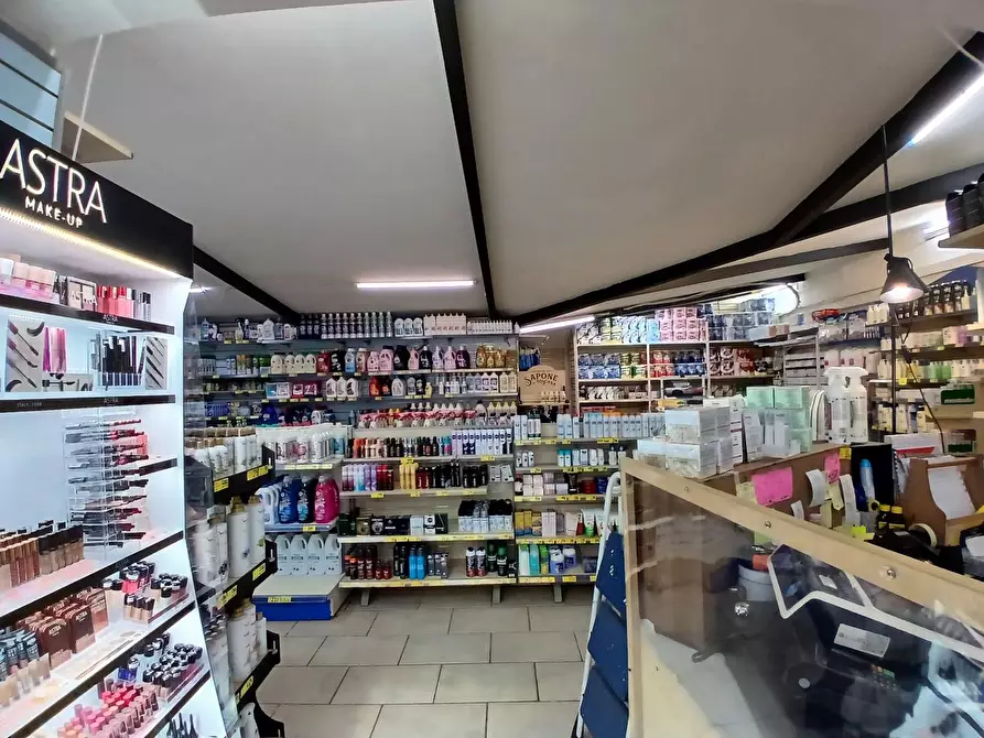 Immagine 6 di Locale commerciale in vendita  a Livorno