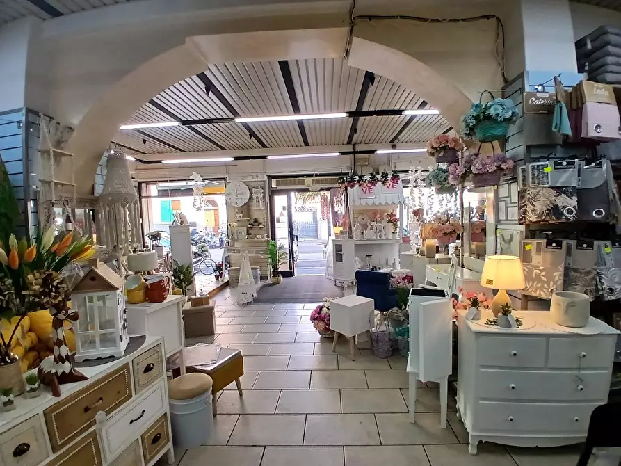 Immagine 2 di Locale commerciale in vendita  a Livorno