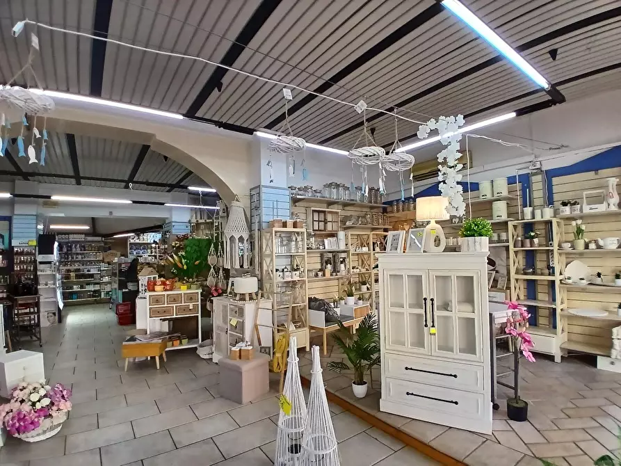 Immagine 10 di Locale commerciale in vendita  a Livorno