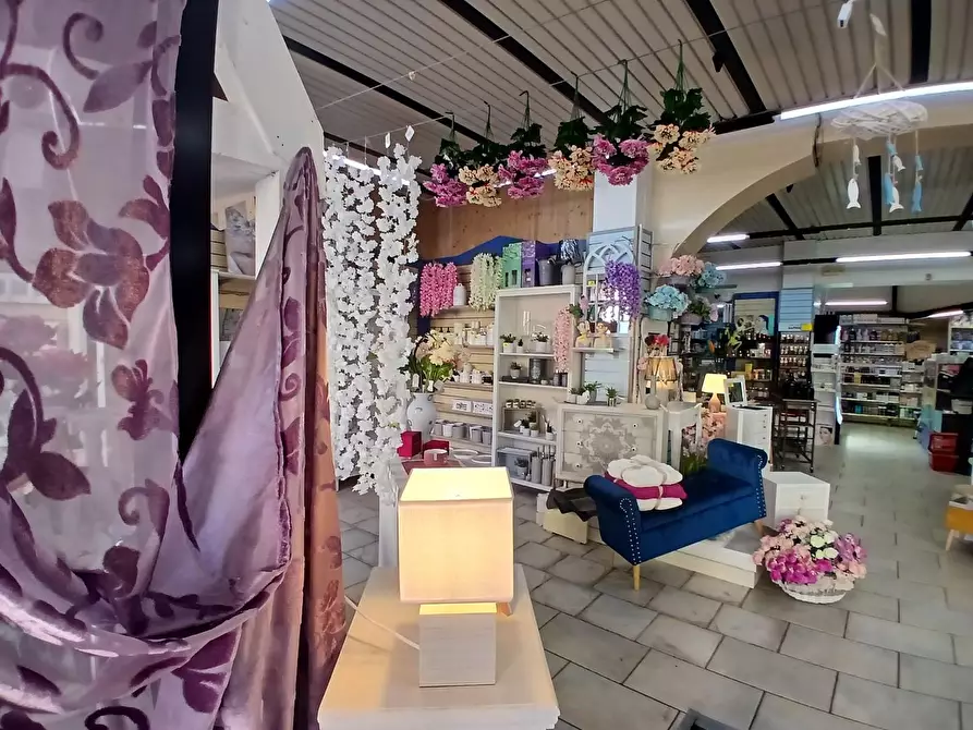 Immagine 11 di Locale commerciale in vendita  a Livorno