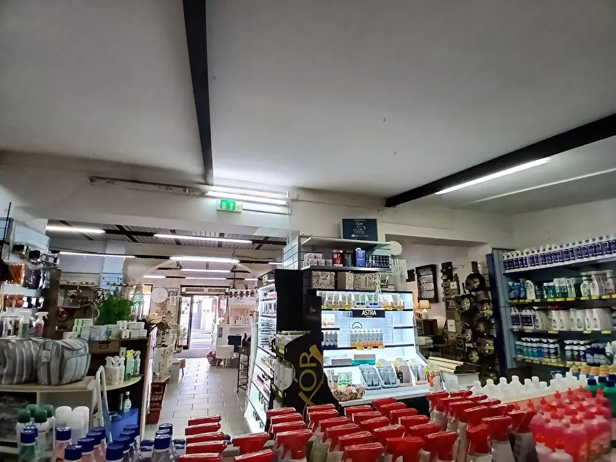 Immagine 8 di Locale commerciale in vendita  a Livorno