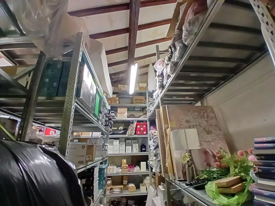 Immagine 16 di Locale commerciale in vendita  a Livorno