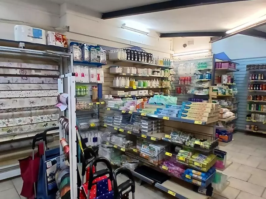 Immagine 9 di Locale commerciale in vendita  a Livorno