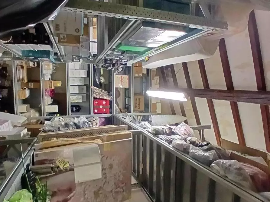 Immagine 3 di Locale commerciale in vendita  a Livorno