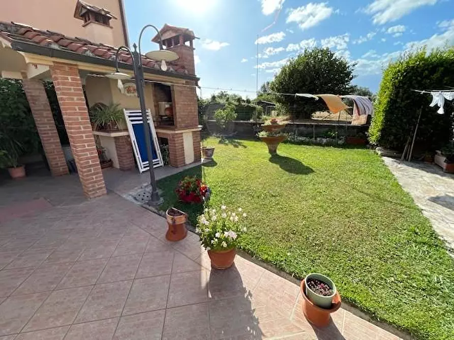 Immagine 16 di Villa in vendita  a Vecchiano