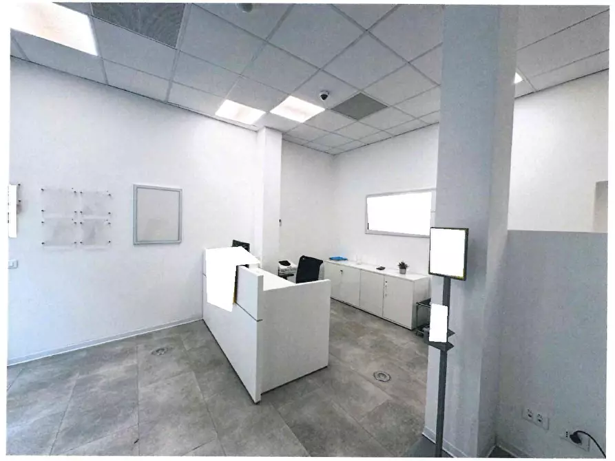 Immagine 1 di Locale commerciale in affitto  a Pontedera