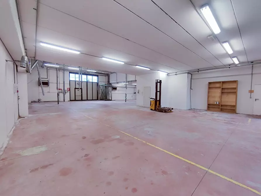 Immagine 2 di Attività artigianale in affitto  a Cascina