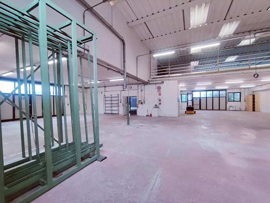 Immagine 3 di Attività artigianale in affitto  a Cascina