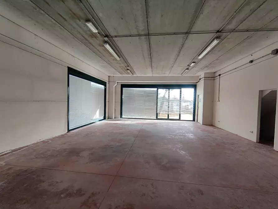 Immagine 1 di Ufficio in affitto  a Cascina